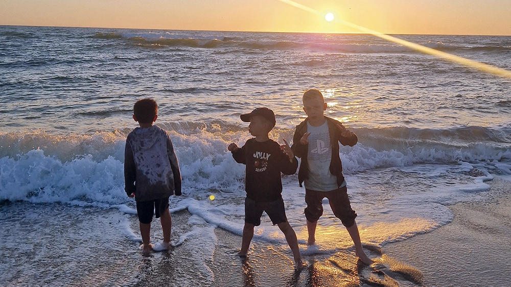 Jungs am Strand in den Wellen Jungs am Strand in den Wellen