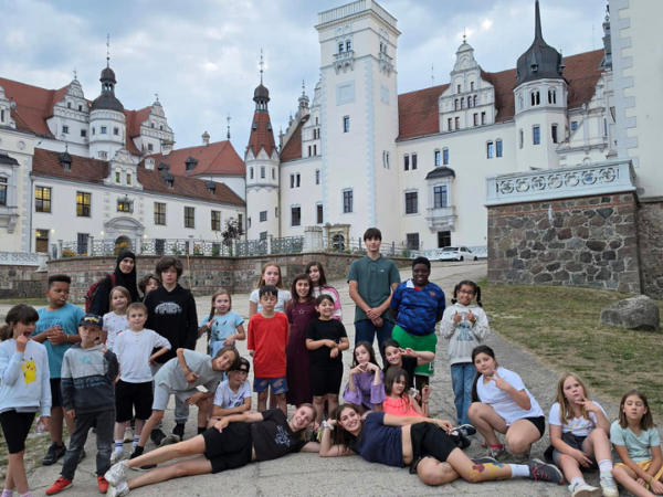 Boizenburg Gruppenbild Eine Gruppe Kinder steht vor einem Schloss, Schloss Boizenburg