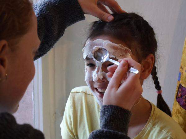 Altenhausen Wellness Betreuerin schmiert Quark auf lachendes Kindergesicht